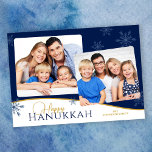 Lycklig Hanukkah Snöflingor 2 Foton Hanukkah Julkort<br><div class="desc">Det här Hanukkah-fotokortet erbjuder en enkel design med två foton och hälsning "Lycklig Hanukkah" som visas mörk blått och i guld. Designen accentueras med ljusblå snöflingor.</div>