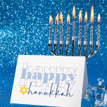 Lycklig Hanukkah Snyggt Helgdag Card Helgkort<br><div class="desc">Hanukkah-hälsningskortet har en lekfull och modern design som säkert ger glädje åt mottagarna. På kortets framsida visningar frasen "lycklig lycklig lycklig" på en framträdande plats i ett krympt typsnitt. Mittpunkten "lycklig" är ljusblå, medan den övre och nedre "lycklig" texten är vit, enligt mörk grått. Den ljusblå "lycklig" täcker över de...</div>