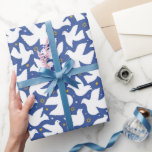 Lycklig Hanukkah Star av David Dove White Blue Presentpapper<br><div class="desc">Få redo att tända din Hanukkah firande med vår Lycklig Hanukkah som omsluter papper med snöflingor,  David-stjärnan och Dove. Den här pappra inslagningen ger dina Hanukkah-gåvor en speciell beröring. Slå in kärlek och varmt önskemål med detta exquisite papper. Lycklig Hanukkah!</div>