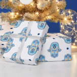 Lycklig Hanukkah Star av David Hamsa Hand White Bl Presentpapper<br><div class="desc">Lägg till ett litet gudomligt skydd till dina Hanukkah-gåvor (eller Chanukah-gåvor) med vår stjärna av David och Hamsa Hand på vit och blå Lycklig Hanukkah som är papper! Denna pappra förpackning är som en välsignelse i varje lakan, med symbolerna helig i Hanukkah - David och Hamsa Hands stjärna - i...</div>