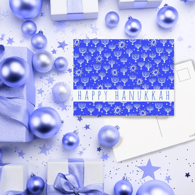 Lycklig Hanukkah Star av David Menorah Blue ANPASS Vykort (Cute Happy Hannukkah postcard in blue with menorahs and stars. Customize with your own text)