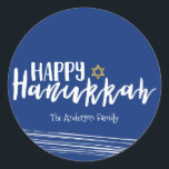 Lycklig Hanukkah Star av David Sticker Gift Märkre Runt Klistermärke<br><div class="desc">Cute och snyggt Lycklig Hanukkah Star av David Sticker Gift Märkre är perfekt för dina ge behov av gåvor från helgdag. Det finns andra produkter vi har som matchar denna design.</div>