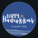 Lycklig Hanukkah Star av David Sticker Gift Märkre Runt Klistermärke<br><div class="desc">Cute och snyggt Lycklig Hanukkah Star av David Sticker Gift Märkre är perfekt för dina ge behov av gåvor från helgdag. Det finns andra produkter vi har som matchar denna design.</div>
