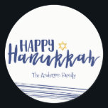 Lycklig Hanukkah Star av David Sticker Gift Märkre Runt Klistermärke<br><div class="desc">Cute och snyggt Lycklig Hanukkah Star av David Sticker Gift Märkre är perfekt för dina ge behov av gåvor från helgdag. Det finns andra produkter vi har som matchar denna design.</div>