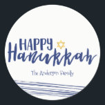 Lycklig Hanukkah Star av David Sticker Gift Märkre Runt Klistermärke<br><div class="desc">Cute och snyggt Lycklig Hanukkah Star av David Sticker Gift Märkre är perfekt för dina ge behov av gåvor från helgdag. Det finns andra produkter vi har som matchar denna design.</div>