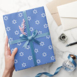 Lycklig Hanukkah Star av David White Blue Presentpapper<br><div class="desc">Få redo att tända din Hanukkah firande med vår vita och blå stjärna av David papper. Den här pappra inslagningen ger dina Hanukkah-gåvor en speciell beröring. Slå in kärlek och varmt önskemål med detta exquisite papper. Lycklig Hanukkah!</div>