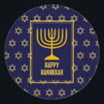 LYCKLIG HANUKKAH Star David BLUE Runt Klistermärke<br><div class="desc">Snyggt Festive HANUKKAH-klistermärken med faux guld Star av David som bakgrund mönster. En del av FESTIVE STARS Collection by Berean Designing.</div>