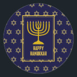 LYCKLIG HANUKKAH Star David BLUE Runt Klistermärke<br><div class="desc">Snyggt Festive HANUKKAH-klistermärken med faux guld Star av David som bakgrund mönster. En del av FESTIVE STARS Collection by Berean Designing.</div>