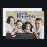 Lycklig Hanukkah Star of David Helgdag Photo Card Julkort<br><div class="desc">Snyggt och söt Lycklig Hanukkah Star av David Helgdag Photo Card är perfekt för alla dina vänner och din familj den här julhelgen. Anpassa texten med din familj namn och året och byt ut bild mot ett foto av dina barn,  husdjur eller hela familjen.</div>