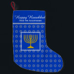 LYCKLIG HANUKKAH Star of David Menorah LIGHT BLUE Liten Julstrumpa<br><div class="desc">Ljusblått LYCKLIG HANUKKAH-strumpor med silver färgad Star av David mönster och guld färgad menorah i mitten. Platshållartexten är anpassade så att du kan lägga till ditt namn eller ändra hälsning. Samma design på baksidan. Perfekt sätt att presentera dina små Hanukkah-gåvor. Det är också idealiskt för dem som tycker om att...</div>