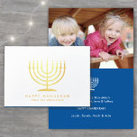 Lycklig Hanukkah Techelet Blue Simple Modern Menor Folierat Kort<br><div class="desc">Önskar släkt och vänner de enkla presenterna av ljus och kärlek för Hanukkah med ett foto-vikat kort för elegantens anpassningsbar. All text på den här mallen (inklusive "Lycklig Hanukkah" på framsidan) är enkel att anpassa med vilken ordalydelse som helst. Färgbladet, den vita folien och guld har modern minimalistisk typografi, en...</div>