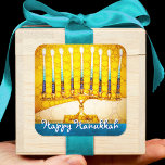 Lycklig Hanukkah Trendig Artsy Gult Guld Menorah Fyrkantigt Klistermärke<br><div class="desc">"Lycklig Hanukkah". Ett närliggande foto av ett ljust, färgstarkt, gult guld-artsy-menyfoto hjälper dig att sätta dig in i helgdag av Hanukkah. Känn julhelgens värme och glädje när du användor det här bedövande, färgstarka Hanukkah-dekalet. Matchningskort, frimärke, tote bags, serveringsbrickor och andra produkter finns i min "Hanukkah Colorful, Artsy Menorah"-butik. Använda det...</div>