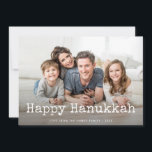 Lycklig Hanukkah| Typewriter-text och foto Julkort<br><div class="desc">Det här enkla och söta Hanukkah-kortet innehåller ditt eget foto på framsidan,  tillsammans med ord"Lycklig Hanukkah" i vintagens vita skrivmaskin och en plats att anpassa som du vill. Baksidan har en mörk,  marinblå färg.</div>