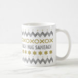 Lycklig Hanukkah "Ugly Sweater" Elegant Mugg<br><div class="desc">Lycklig Hanukkah "Ugly Sweater" Elegant Mugg. För roligten, hur är det med "Hug Sameach" i ställe av, "Chag Sameach/Lycklig Helgdag :?) Mugg är en tankfull gåva till ge och lätt att klä sig ihop genom att fylla med några favoritdrömmar, kanaler, cookies, gelt eller ?, inslagna i cellofane och ett sött...</div>