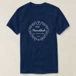 Lycklig Hanukkah Vit utandning Lägg till Namn och  T Shirt<br><div class="desc">Lägg din familj namn och året till Lycklig Hanukkah t-shirt. De här Lycklig Chanukkah-klistermärkena har en vit festive ram och vit text på blå bakgrund.</div>