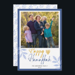 Lycklig Hanukkah White Photo Helgdag Julkort<br><div class="desc">Hanukkah-hälsningskortet har ett fyrkantigt foto och trendiget handskriven text "Lycklig Hanukkah" på en vit bakgrund med mörk blått gräns. Utformningen accentueras med ljusblå löv och en guld-menorah.</div>