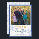 Lycklig Hanukkah White Photo Helgdag Julkort<br><div class="desc">Hanukkah-hälsningskortet har ett fyrkantigt foto och trendiget handskriven text "Lycklig Hanukkah" på en vit bakgrund med mörk blått gräns. Utformningen accentueras med ljusblå löv och en guld-menorah.</div>