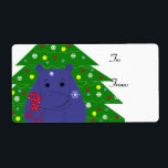 Lycklig Hippo-juldesign Fraktsedel<br><div class="desc">En söt hippopotamus med en röd båge runt nacke framför Julgran. Ornament och snöflingor täcker träd.</div>