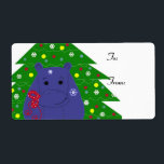 Lycklig Hippo-juldesign Fraktsedel<br><div class="desc">En söt hippopotamus med en röd båge runt nacke framför Julgran. Ornament och snöflingor täcker träd.</div>