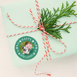 Lycklig Howlidays Grönt Pet Hund Photo Runt Klistermärke<br><div class="desc">Helgdag-klistermärken har ett runt foto av din favoritvalp hund med festive emerald grönt "Lycklig Howlidays" ram som innehåller vit modern text,  tass avtryck,  stjärnor,  snöflingor och hund. Du kan anpassa gröntens bakgrund till färg. De här klistermärkena fungerar bra,  liksom kuvertförseglingar med julkort!</div>