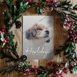 Lycklig Howlidays | Hund Photo Forest Grönt jul Julkort<br><div class="desc">Ett enkelt foto med snyggt anpassningsbar Happiest Howlidays flata Julhälsningar kort med modernt, handskrivet skripttypografi i vitt och en enkel övertoning över ett foto med en grönt i skogen färg på motsatt sida. Bilden av ditt älskade husdjur och text kan lätt vara personlig för en så unik utformning som ditt...</div>