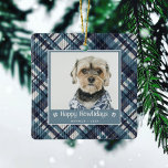 Lycklig Howlidays Play Dod Photo jul Julgransprydnad Keramik<br><div class="desc">Gratulera till din hårig-familjemedlem med de här festliga fotojulprydnadsämnena. De har en blå diagonal plaid-design i bakgrunden,  tillsammans med foto av din hund,  "Lycklig Howlidays",  dina sällskapsdjur namn och år.</div>
