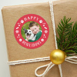 Lycklig Howlidays Red Pet Hund Photo Runt Klistermärke<br><div class="desc">Helgdag-klistermärken har ett runt foto av din favoritvalp med festive red "Lycklig Howlidays" ram som innehåller vit modern text,  tass avtryck,  stjärnor,  snöflingor och hund accents. Den röda bakgrunden färg kan anpassas. De här klistermärkena fungerar bra,  liksom kuvertförseglingar med julkort!</div>