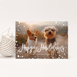 Lycklig Howlidays Snö | Pet-julfoto Julkort<br><div class="desc">Sprid behärskar den här julhelgen med det här snyggten-fotokortet med din favoritvän med fyra ben med penselskript som säger "Lycklig Howlidays" och som levereras med ett matchande snö mönster på baksidan</div>
