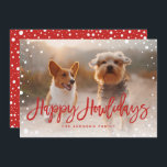 Lycklig Howlidays Snö Red | Pet-julfoto Julkort<br><div class="desc">Sprid behärskar den här julhelgen med det här snyggten-fotokortet med din favoritvän med fyra ben som innehåller ett penselskript som säger "Lycklig Howlidays" och som levereras med ett matchande snöfall mönster på baksidan.</div>