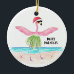 Lycklig Huladays Flamingo Tropical Beach-jul Julgransprydnad Keramik<br><div class="desc">Lägg till lite tropisk charm till julen med denna "Lycklig Huladays"-prydnad med en rosa flamingo-sport en julhula som dansar vid havet. Den här öga-fångsten av prydnadsföremål fångar julhelgens viskhet och ett roligt semestervib i ett enda. Anpassa den så att den blir speciell i extra - en tankfull gåva till en...</div>