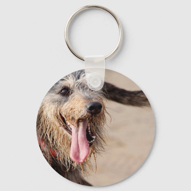 Lycklig hund på stranden nyckelring (Framsida)