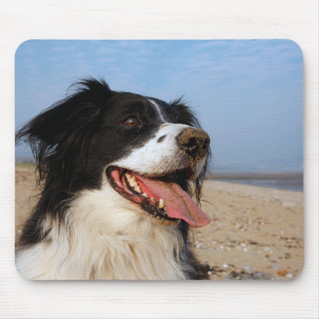 Lycklig hund vid stranden musmatta (Framsidan)
