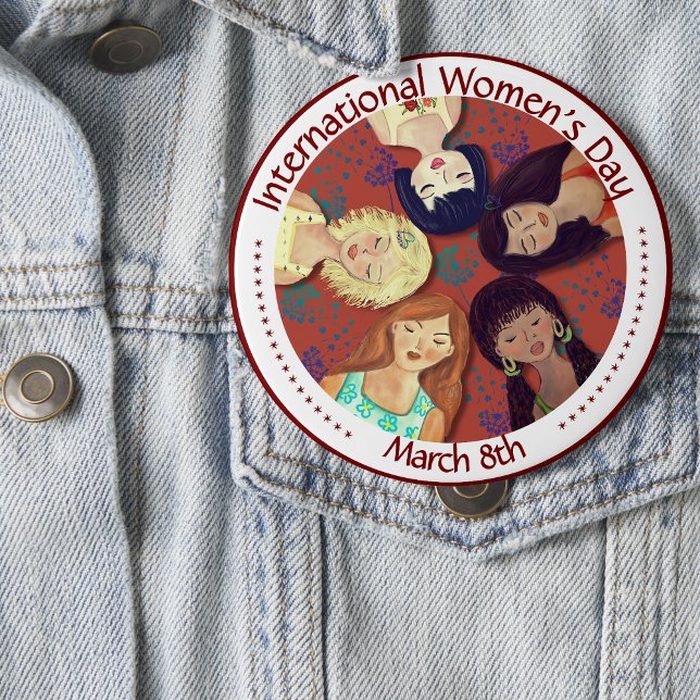 Lycklig Internationell kvinnodagen Porträtt Röd Knapp (Happy International Women's Day Portrait Red Button)