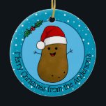 Lycklig-julpotatisen, Personlig Julgransprydnad Keramik<br><div class="desc">Lycklig julpotatis med röd julhatt med vit päls-trim och vit fluffy pompom. Hans kropp är brun med små svarta prickar för öga och ett stort lycklig leende. Han har pinnar för arm och håller grönt löv med röda bär. Bakom honom finns en blå bakgrund med vitt mousserande snöflingor. Under potatisen...</div>
