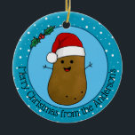 Lycklig-julpotatisen, Personlig Julgransprydnad Keramik<br><div class="desc">Lycklig julpotatis med röd julhatt med vit päls-trim och vit fluffy pompom. Hans kropp är brun med små svarta prickar för öga och ett stort lycklig leende. Han har pinnar för arm och håller grönt löv med röda bär. Bakom honom finns en blå bakgrund med vitt mousserande snöflingor. Under potatisen...</div>