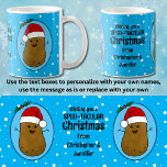 Lycklig-julpotatisen, Personlig Kaffemugg<br><div class="desc">Lustigt söt lycklig brun tecknad-potatis med röd och vit julhatt. Potatisen ligger i en tecknad konst stil och färgad brun, han har hållit arm och finger och ett stort lycklig leende med punkter för ögon. Tomten på huvudet är röd med en vit trim och en vit pompom hängande. Han befinner...</div>