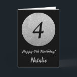 Lycklig-kortet 4e födelsedagen, svart och Silver G Kort<br><div class="desc">Lycklig 4e födelsedagen Black och Silver Glitter med personlig namn. Om du vill göra ytterligare anpassningar klickar du på knappen "Anpassa" och användor verktyg som är utformat för att ändra mallen.</div>