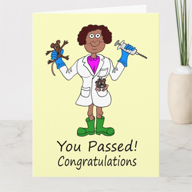 Lycklig kvinnligt läkarintyg som just passerats kort (Framsida)