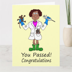 Lycklig kvinnligt läkarintyg som just passerats kort