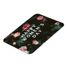 Lycklig kvinnors blommigt på dagen