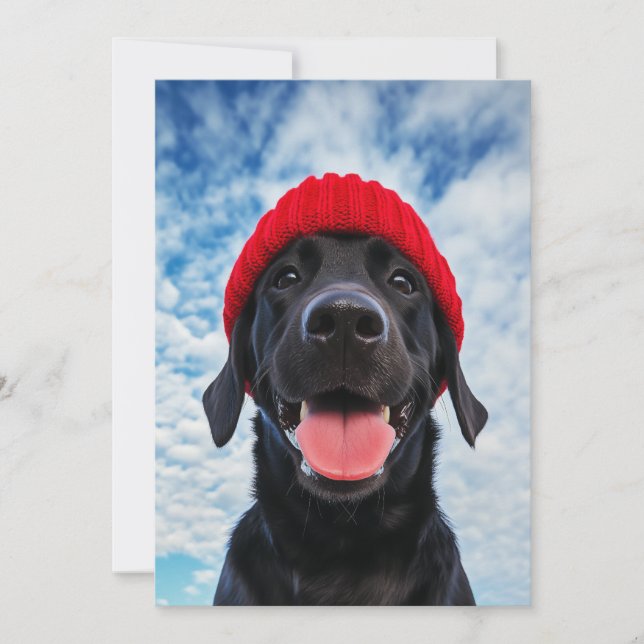 Lycklig Labrador i ett Röda Beanie under Blå himme Inbjudningar (Framsida)