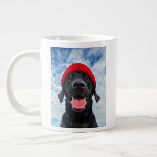 Lycklig Labrador i ett Röda Beanie under Blå himme Jumbo Mugg