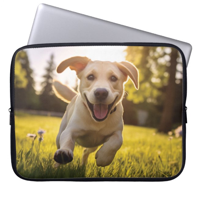 Lycklig Labrador Puppy Running Laptop Fodral (Framsidan)