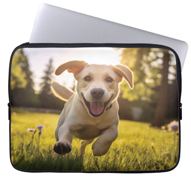 Lycklig Labrador Puppy Running Laptop Fodral (Framsidan)