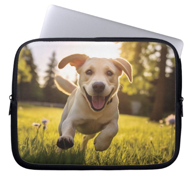 Lycklig Labrador Puppy Running Laptop Fodral (Framsidan)