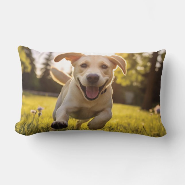 Lycklig Labrador Puppy Running Lumbarkudde (Framsida)