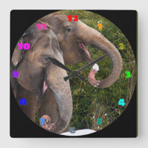 Lycklig leende söta elefanter som leker i snö.