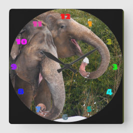 Lycklig leende söta elefanter som leker i snö. fyrkantig klocka