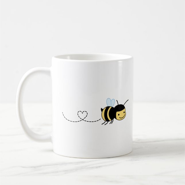 Lycklig Little Bee Buzzing runt Kaffemugg (Vänster)