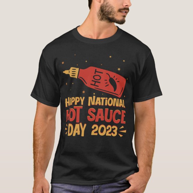 Lycklig Nationell Hett Chili Sauce Day 2023 Spicy  T Shirt (Framsida)